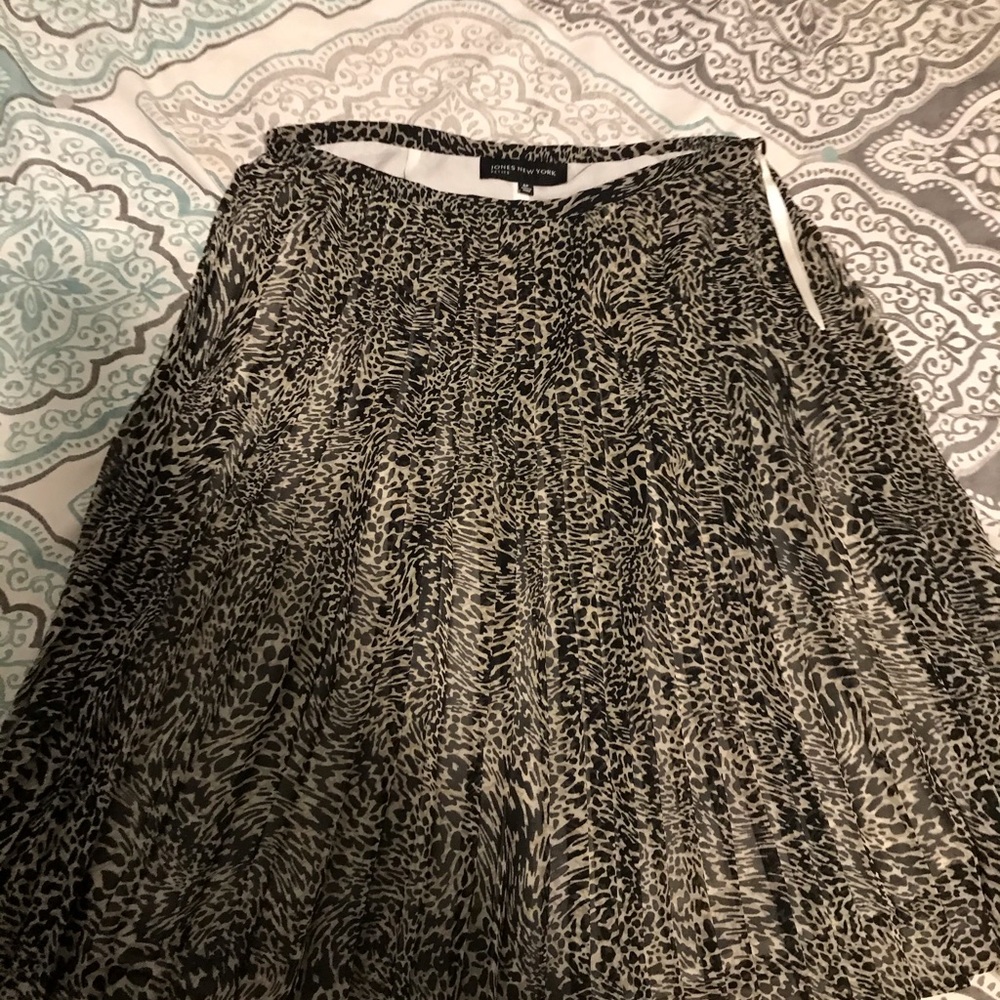 Black and gray mini pleated skirt